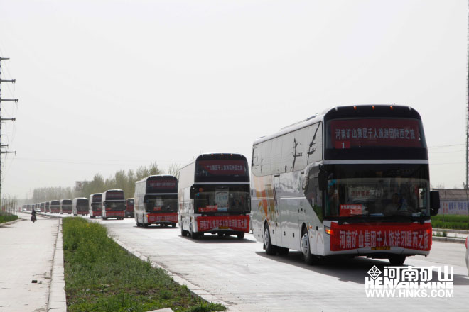 行進(jìn)中的車隊(duì)，浩浩蕩蕩，蔚為壯觀.jpg